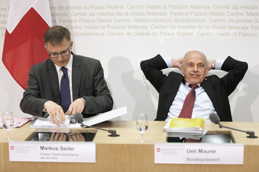September: Bundesrat Ueli Maurer und Nachrichtenchef Markus Seiler werden hart kritisiert.