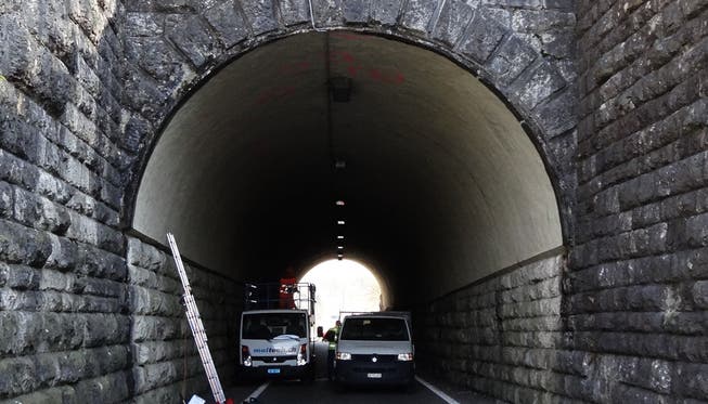 Der Zustand der älteren der zwei Tunnelröhren durch den Ueker Damm wird heute Freitag mit Kernbohrungen untersucht.
