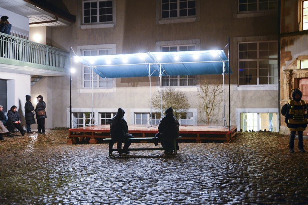 Zwei auf dem Bänkli warten im strömenden Regen aufs Höfli-Singen