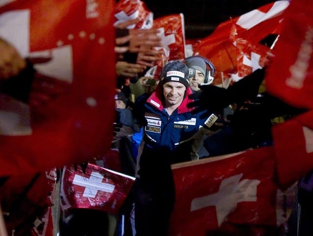 Beat Feuz wird nach seinem Erfolg in der Lauberhorn-Abfahrt von den Fans gefeiert