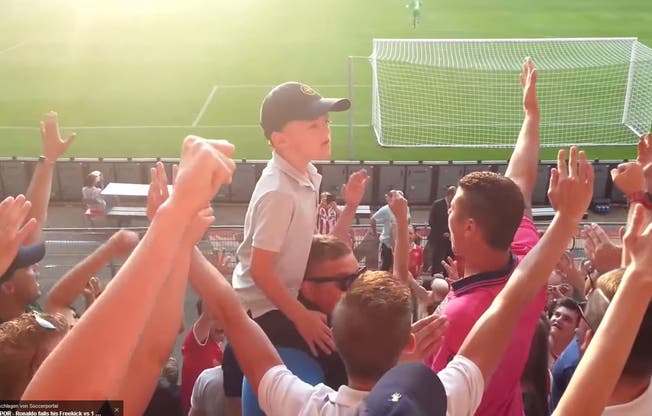Dieser Junge gibt bei den Fans des PSV Eindhoven den Ton an.