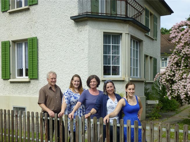 Das Gästehaus ist ein Familienprojekt: Daniel Leitner, Aline Leitner, Zita Steinmann, Angelica Cavegn Leitner, Benita Leitner (v.l.). zvg
