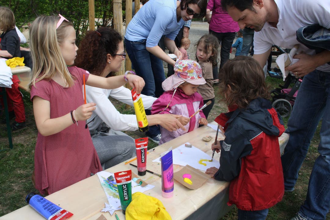 Kinder und Eltern malen auf dem Spielplatz Rebhalde - Kopie