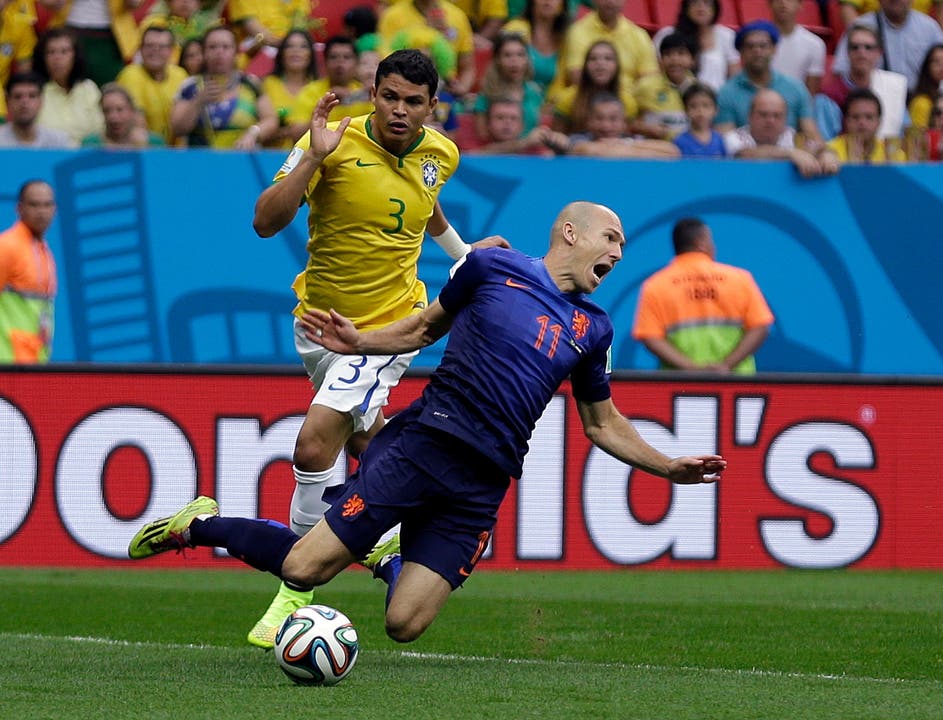 Thiago Silva zieht Robben zurück - klarer Penalty