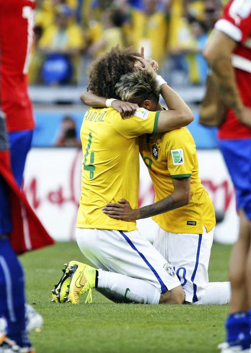 David Luiz und Neymar umarmen sich nach dem Penalty-Sieg
