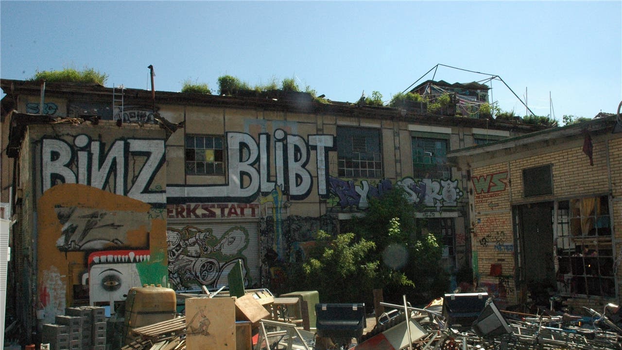 Die Bewohner haben die seit 2006 besetzte Fabrik in der Binz geräumt. Nun lässt der Kanton Zürich, dem das Areal gehört, aufräumen.