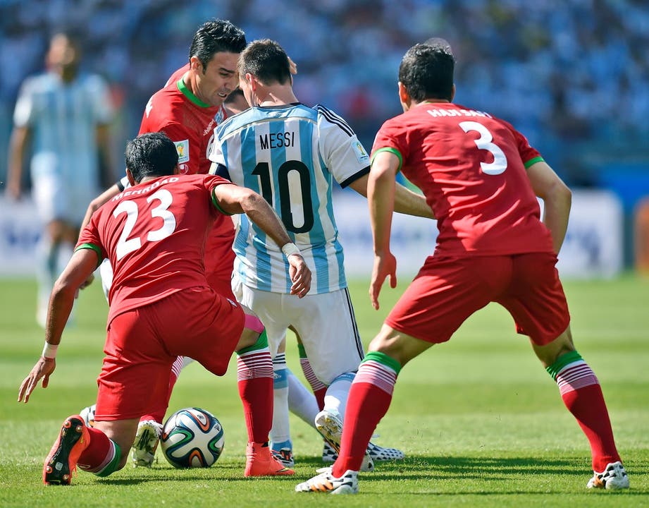 Messi umringt von drei Iranern