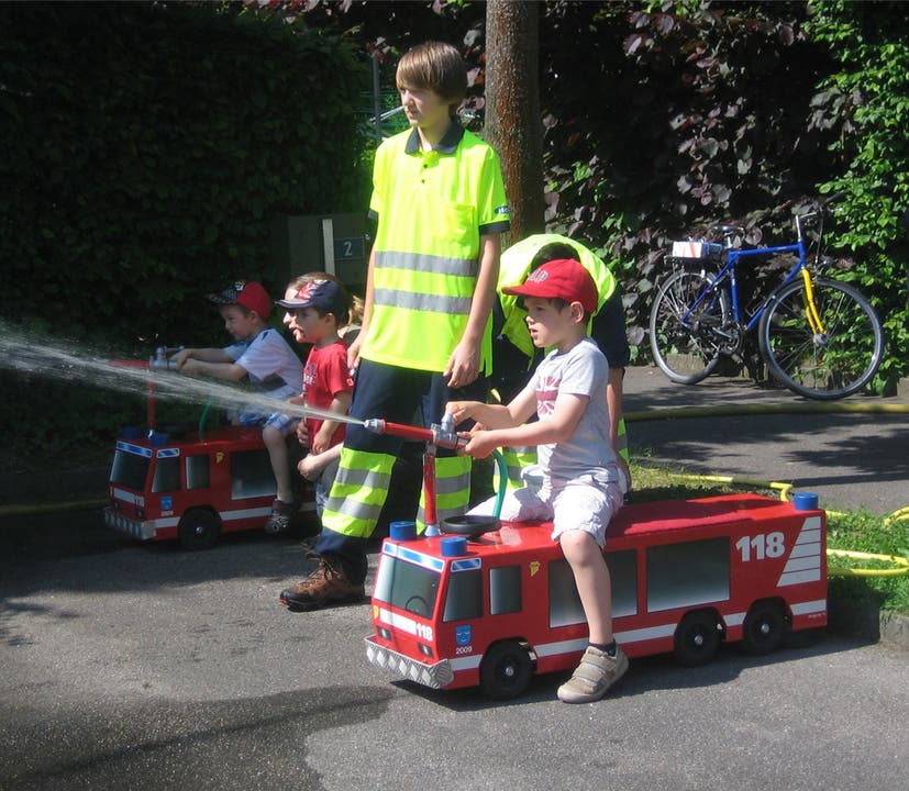 Der Feuerwehrnachwuchs trainierte eifrig mit dem «Wasserwerfer» auf dem Feuerwehrauto.