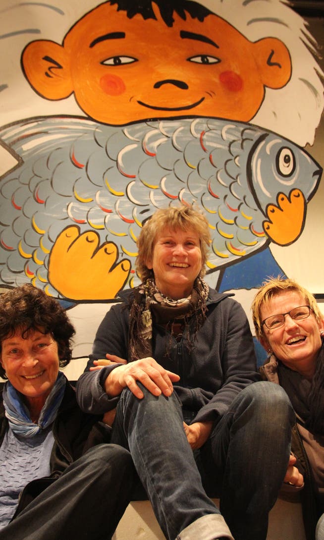 Gruppenbild mit Inuit: Claudia Schürmann (links), Sue Rey undAndrea Meier organisieren zusammen den achten Rüssknallerball.