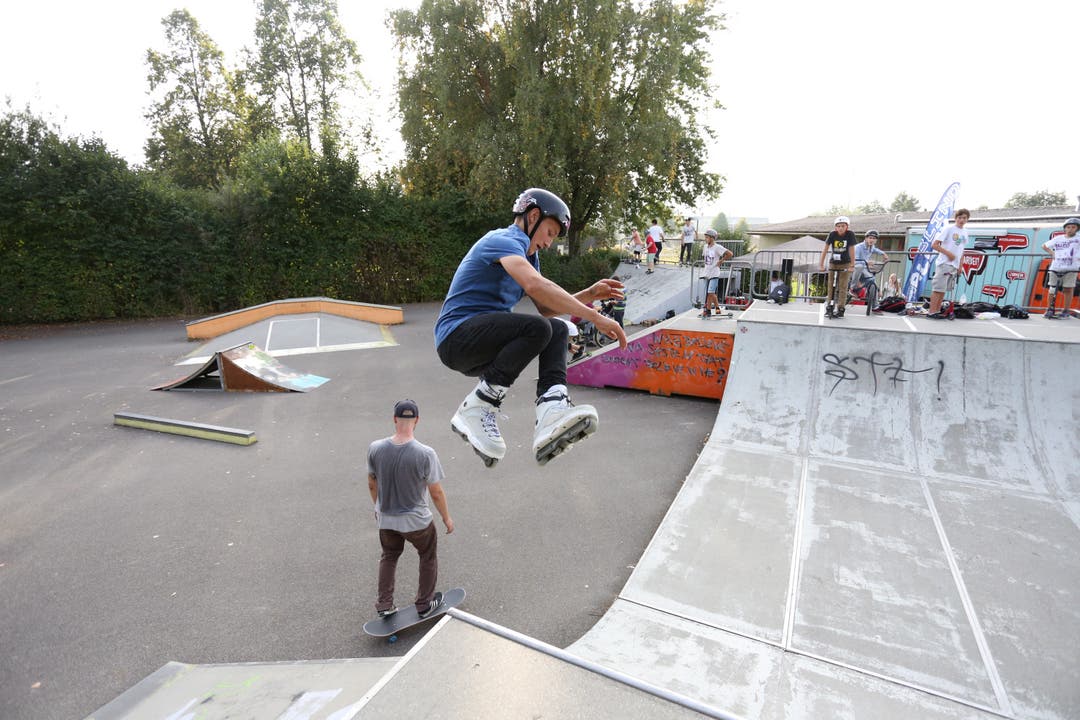 Marco Steimen macht den Skatepark auf seinen Inline-Skates unsicher.