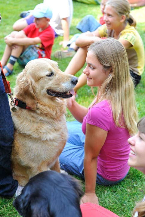 Im Ferienplausch-Kurs Büren Oberwil lernen Kinder den richtigen Umgang mit Hunden 03