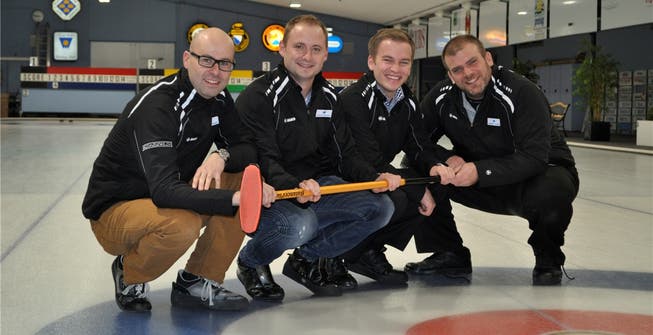Mit Freude dabei: Jean-Nicolas Longchamp, Manuel Ruch, Mathias Graf und Christian Moser (v.l.) in der Curlinghalle Dolder in Zürich. JWI