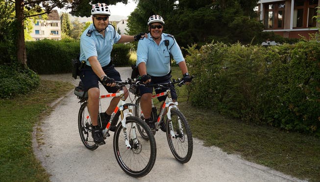 Mobil und bürgernah: Roger Bobillier und Christian Heinzer auf Bike-Patrouille