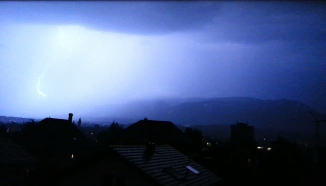 In der Nacht regnete es Blitze über dem Kanton.