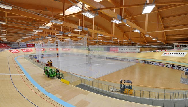 Die Netze rund um den neu verlegten Turnhallenboden werden montiert.