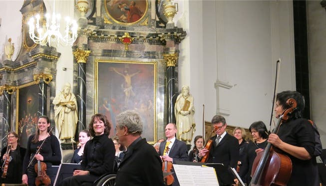 Gut gelungen: Dirigentin Felicitas Gadient und Sprecher Walter Küng am Ende des Konzerts. Matthias Steimer