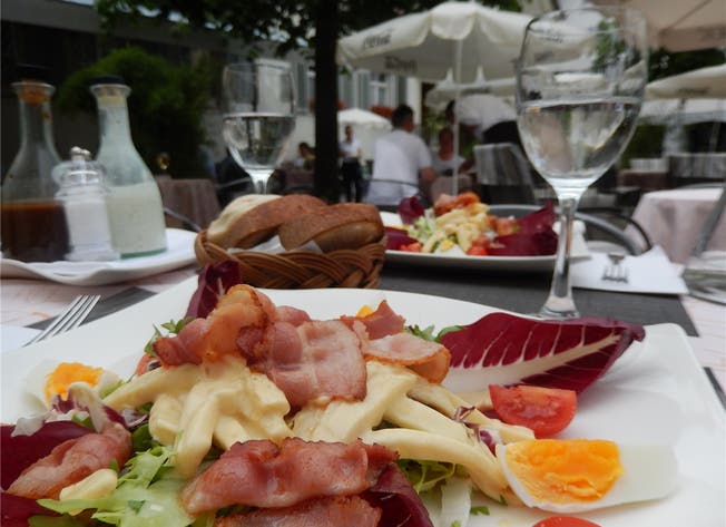 Mannechäs, Bratspeck und Ei an einer Senfsauce à la maison: Die Thaler Salate bestehen nicht nur aus Grünfutter.