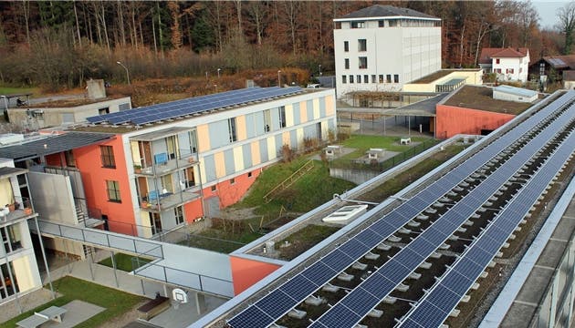 Die IBAarau baut die nachhaltige Stromproduktion mit Fernwärme und Photovoltaik, wie unter anderem auf den Dächsren des Landenhof in Unterentfelden, sukzessive aus.