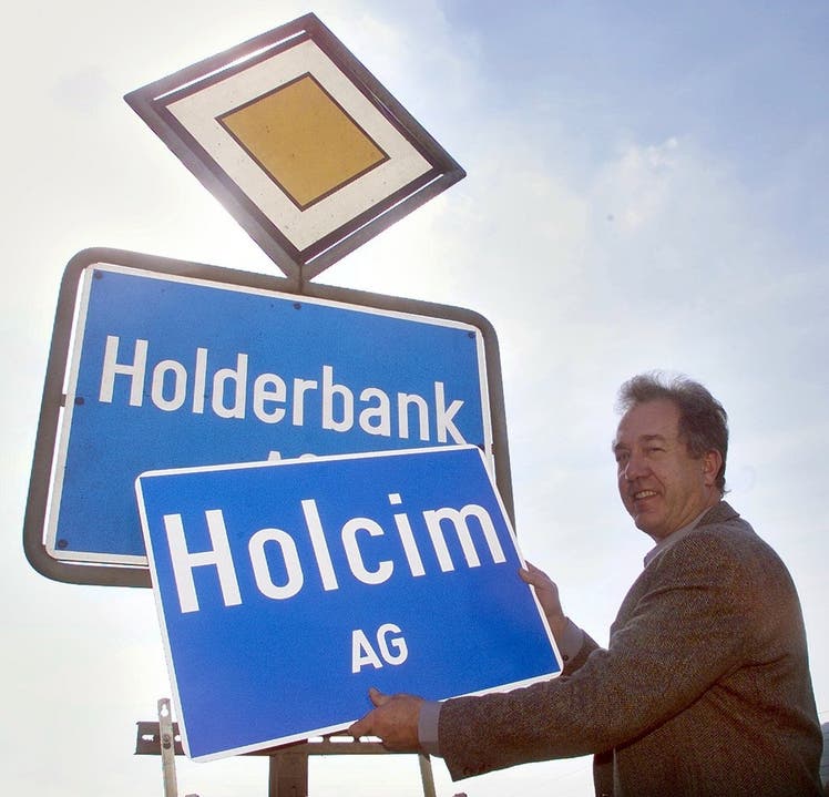 Holderbank stand lange für Holcim Simon Läuchli, Ammann von Holderbank, tauscht am Samstag 31. März 2001, die bisherige Ortstafel mit der Aufschrift «Holderbank» mit dem neuen Namen «Holcim» aus. Anlass dafür ist der Zementkonzern Holderbank, der seinen Namenswechsel bekanntgegeben hat.