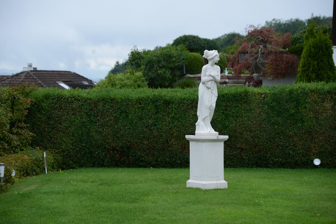 Ein Garten mit Statue.