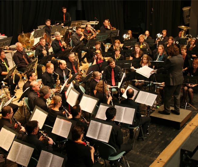 Das Harmonieblasorchester musiXmaX im Gemeindesaal.Christian Roth