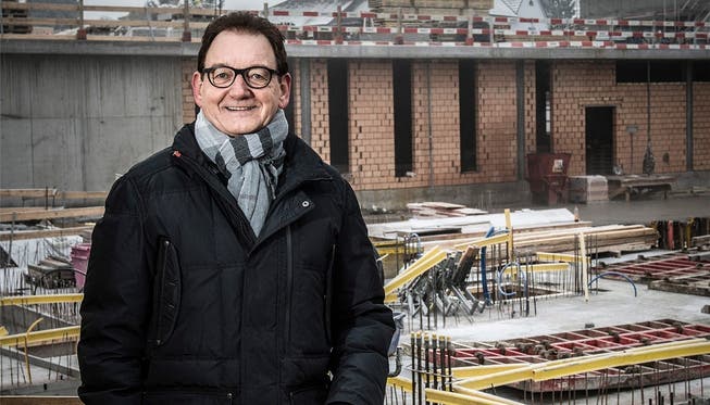 Der Ende Jahr zurücktretende Meisterschwander Gemeindeammann Kurt Kaufmann vor der Baustelle des neuen Dorfzentrums. Annika Bütschi
