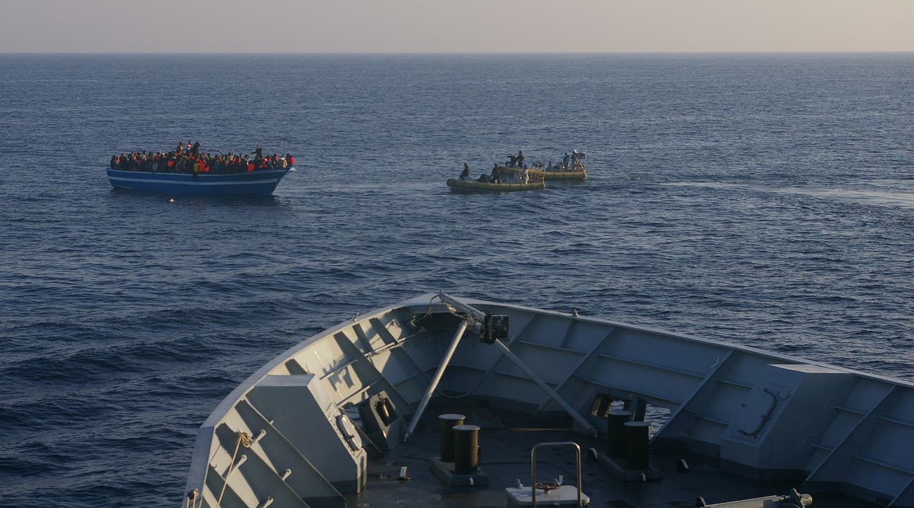 In kaum seetüchtigen Booten kommen die Flüchtlinge übers Meer, flehen um Hilfe und werden schliesslich gerettet.