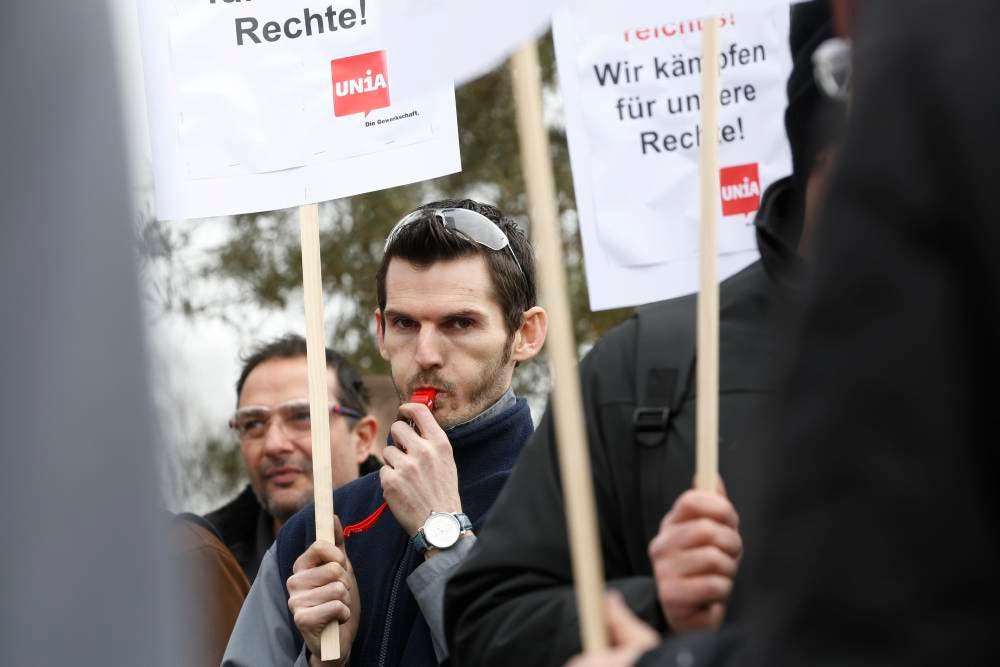Protestaktion der UNIA vor dem Firmengebaeude der ABB Turbo Systems in Deitingen