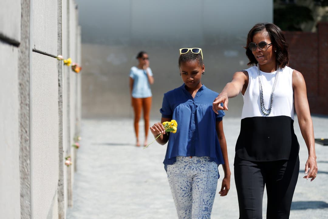 Die First Lady besucht mit ihren Töchtern die Mauer-Gedenkstätte