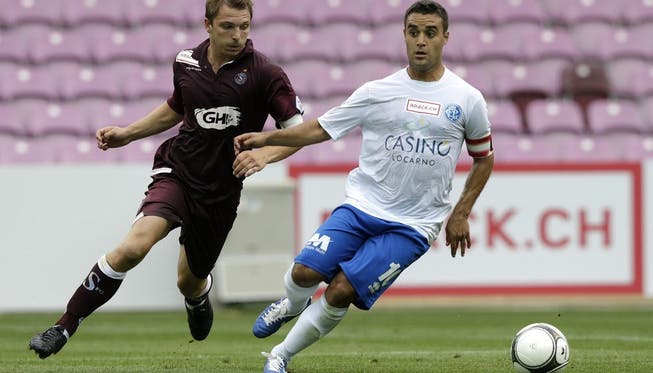 Locarnos Captain Mariano Hassell kämpt mit Servettes Alexandre Pasche um den Ball.