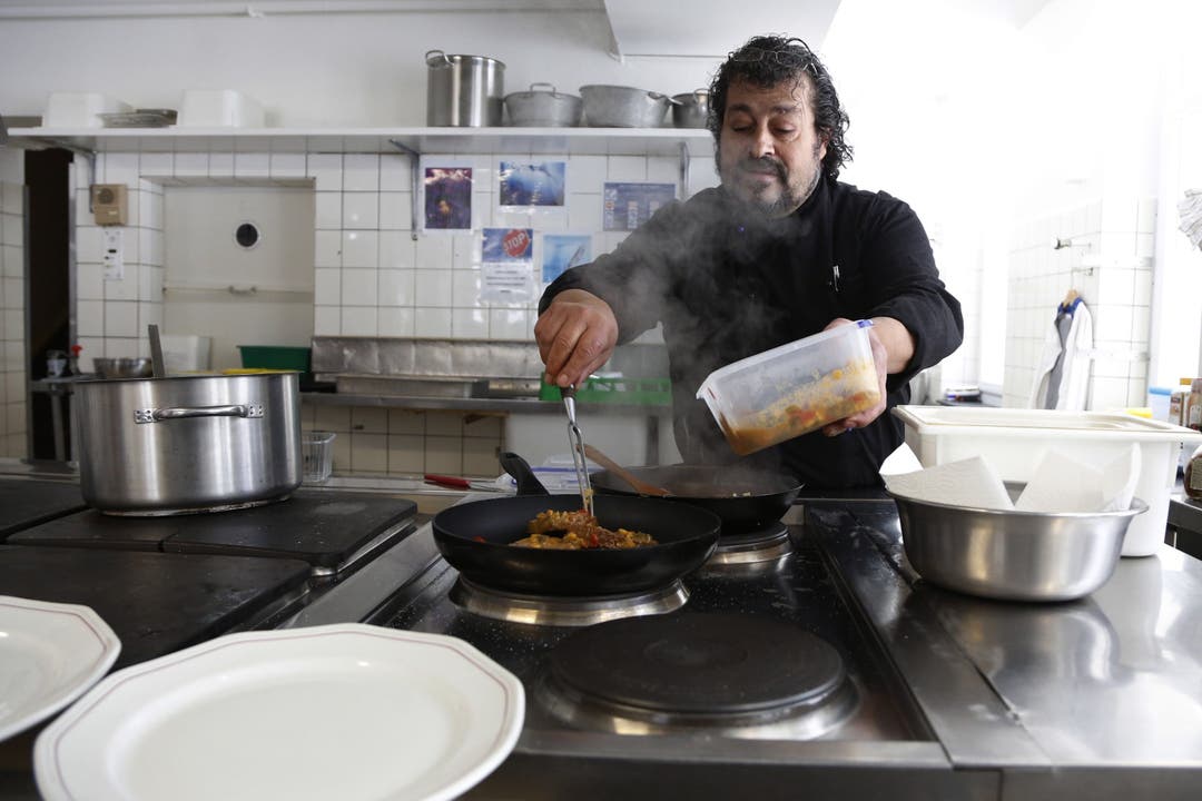Franceso Boccia bereitet das Mittagessen vor
