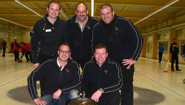 Der Meistertitel geht an die Uitiker. Von links: Manuel Ruch, Oliver Winiger, Stephan Luder, Patrick Hoffmann und Skip Christian Moser.