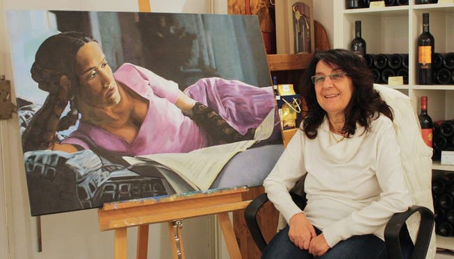 Kunst und Wein in Schlieren: Die Malerin Rosanna Spera nimmt ihr Lieblingswerk an jede Ausstellung mit.