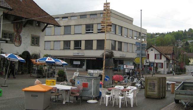 Bitte abholen: Stäcklibuebe zügeln jedes Jahr am 1. Mai Gegenstände auf den Dorfplatz, wie hier 2008.