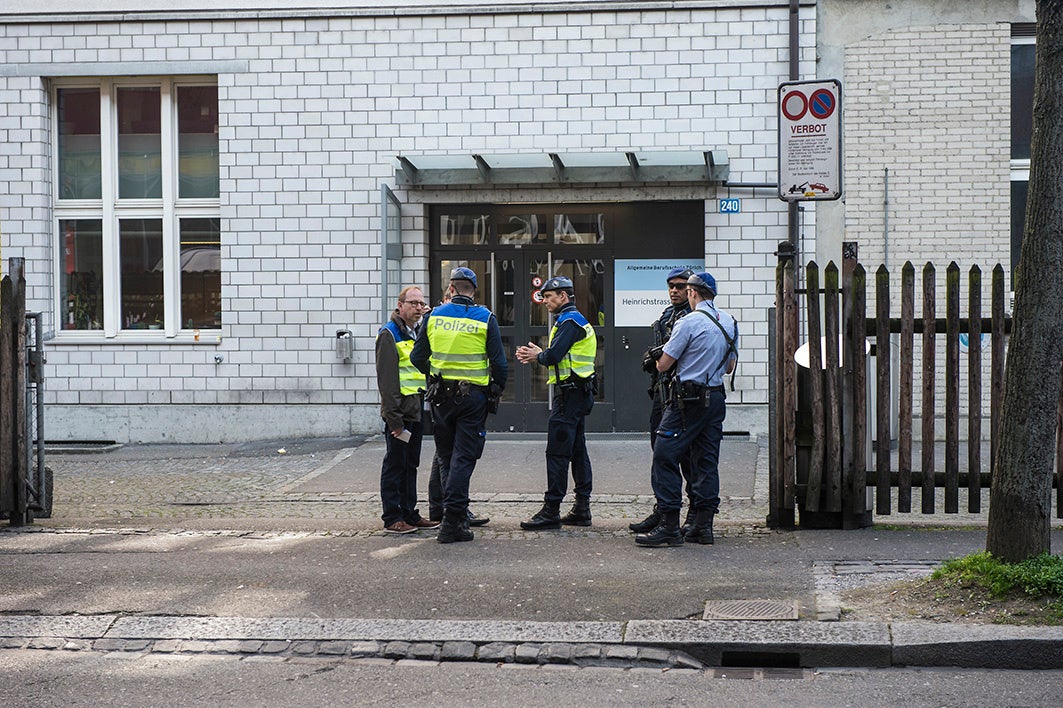 Zürich - Polizei Evakuiert 60 Bis 80 Personen Aus Schulhaus Nach Amok ...