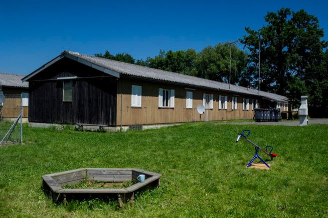 Das geplante Bundeszentrum für beschleunigte Asylverfahren in Zürich wird vorerst nicht auf dem Duttweiler-Areal erstellt. Für die Testphase werden die Asylsuchenden ab Anfang 2014 auf dem Juch-Areal in Zürich-Altstetten untergebracht.
