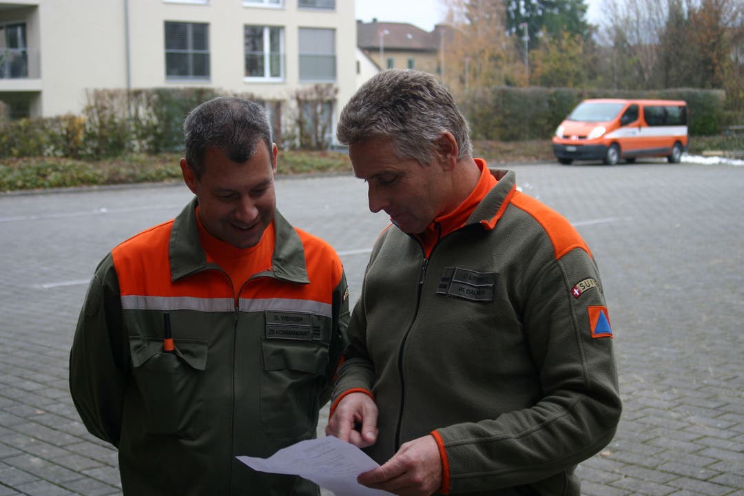 Daniel Wenger (Zivilschutzkommandant der Stadt Dietikon) und Werner Balmer (Chef Einsatz und Gemeindesupport vom Kanton) hatlen eine Zwischenbesprechung ab.
