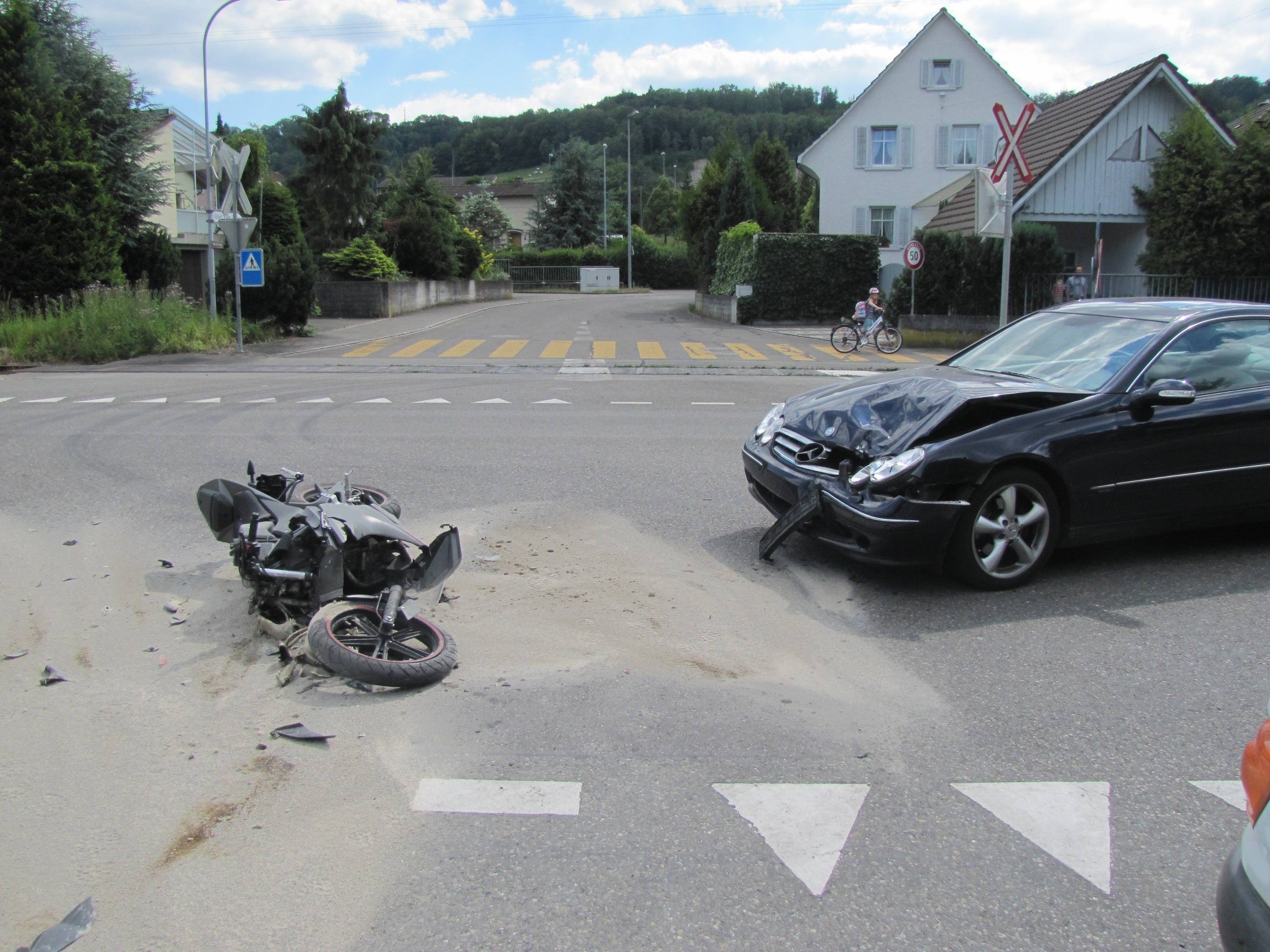 Rekingen - Vollbremsung, Doch Es Kracht Trotzdem: Mercedes Prallt Mit ...