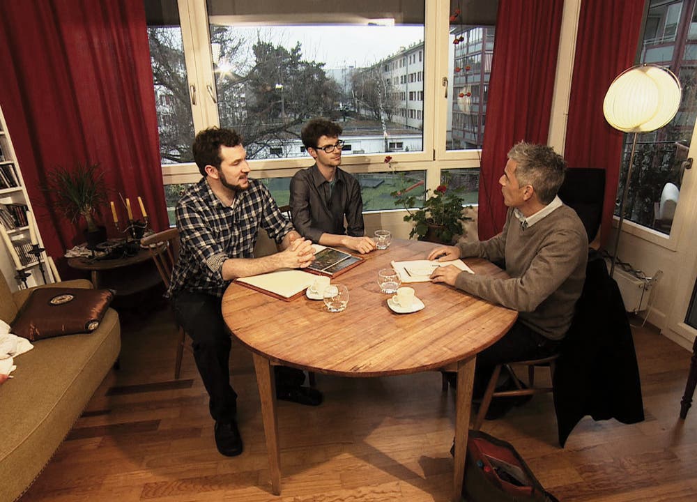 Die beiden Jungunternehmer erhalten Besuch von «Beobachter TV»-Moderator Roland Luder.