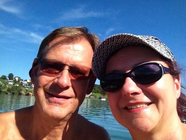 Astrid und Peter geniessen den Ferienstart beim Segeln auf dem Hallwilersee: Ferien zu Hause!