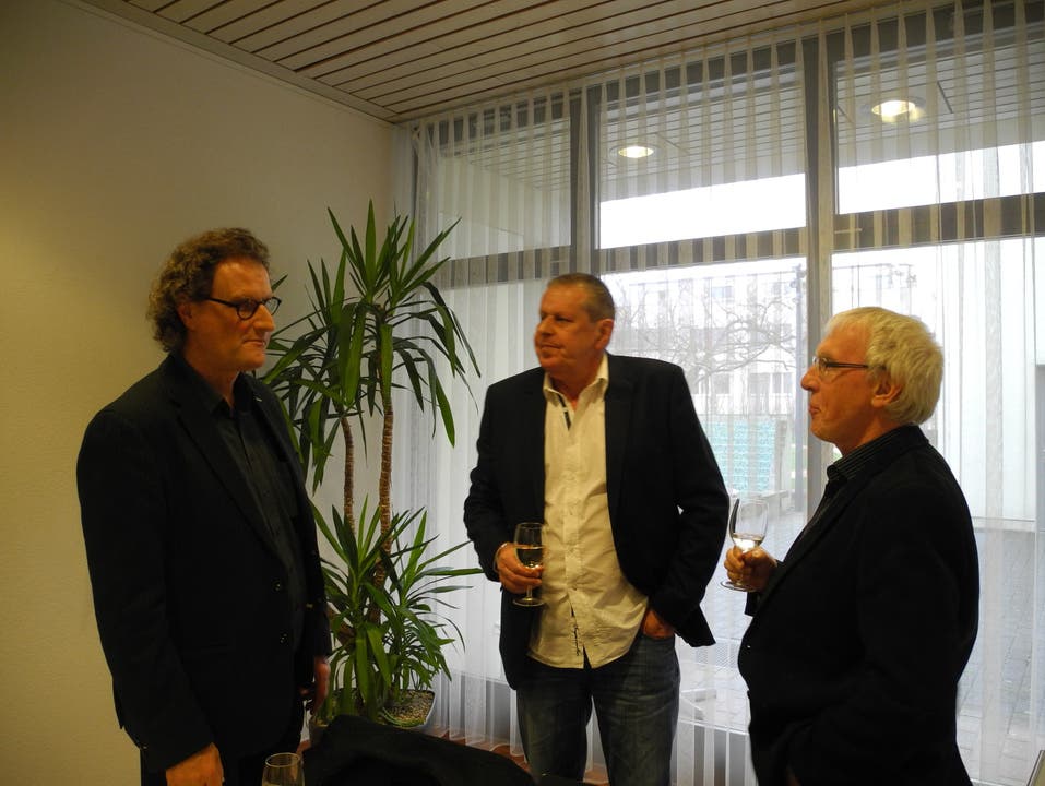 Geri Müller, Christoph Heule und Vizepläsident des Vereins Insieme, André Signer unterhalten sich beim Apéro über die Arbeit des Vereins.