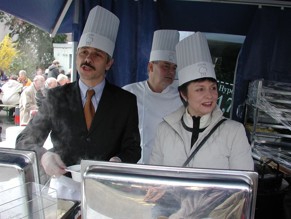 Carlo Conti (l.) und Ständerätin Anita Fetz (r.) machen beim Risotto-Kochen 2009 in Basel mit und sammeln Geld für die Schweizerischen Multiple-Skelorose -Gesellschaft.