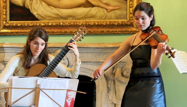 Marisa Minder (l.) und Daphne Schneider musizieren im Gartensaal der Villa Boveri. Matthias Steimer