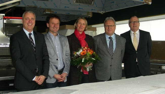 Checkübergabe mit (von links) Andreas Voser (UBS), Christian Bolt (Lernwerk), Christine Rennhard (Lernwerk), Walter Gaberthüel(Lernwerk) und Rainer Kirchhofer (UBS). Dieter Minder