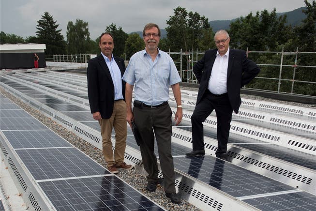 Gemeindeammann Markus Dieth (links), EWW-Geschäftsleiter Peter Wiederkehr (Mitte) und Gemeinderat Roland Kuster besichtigen die erste gemeindeeigene Photovoltaikanlage. Alex Spichale