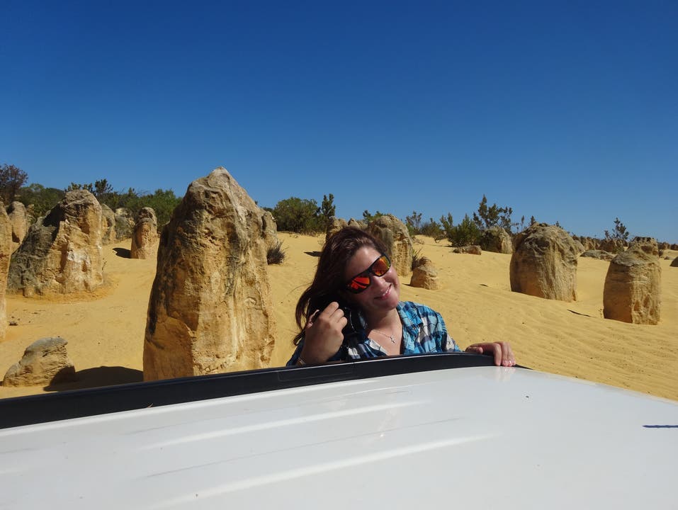 Barbara (21) aus Küttigen auf Schnappschussjagt in den The Pinnacles im Nambung National Park, Westaustralien