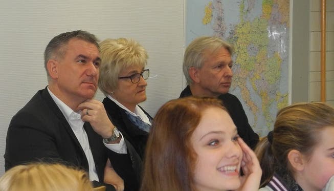 Besuch im Klassenzimmer: Schulleiter Patrick Geiger, Regierungsrat Alex Hürzeler, Rita Bucher undChristian Aeberli (von links). stg