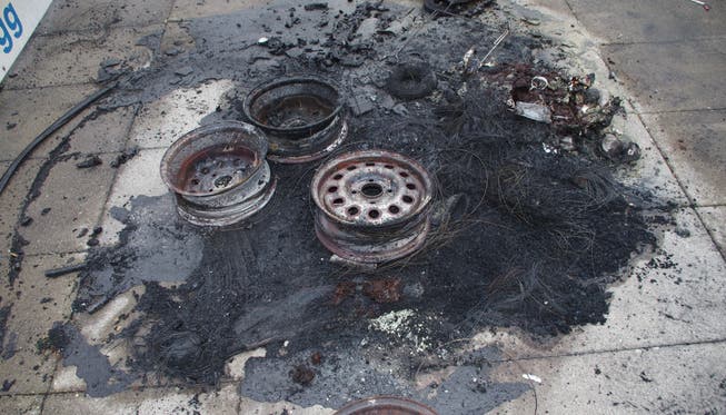 Unbekannte haben vier Autoräder und andere Materialien verbrannt.