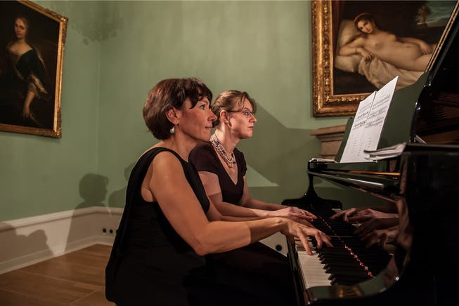 Vier Hände, ein Klavier: Monika Mockovcakova (l.) und Gala Gurinovich spielten in der Villa Boveri. P. Neidhart