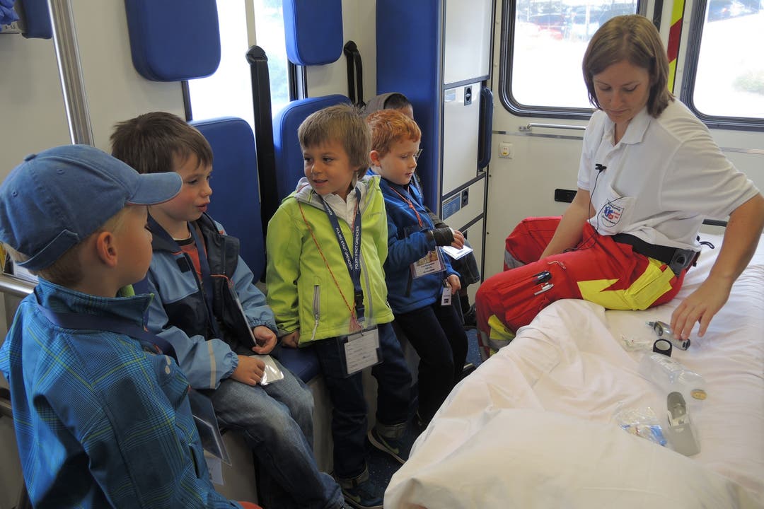 Denise Guderzo zeigt den Kleinsten das Ambulanz-Fahrzeug der Rettung Grenchen